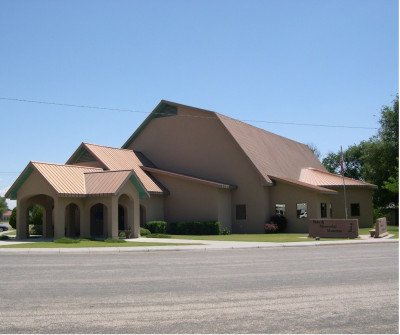 Exterior of a tan stucco building with a "Stauth Memorial Museum" sign out front.