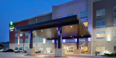 Exterior image of the Holiday Inn Express in Great Bend.
