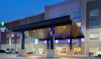 Exterior image of the Holiday Inn Express in Great Bend.