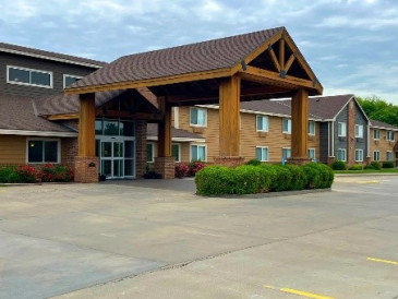 Image of the two storey Quality Inn in Atchison with a rustic timber a-frame overhang in front.