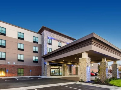 Image of the 4 storey Holiday Inn Express and Suites in Atchison with covered overhang in the foreground.