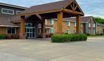 Image of the two storey Quality Inn in Atchison with a rustic timber a-frame overhang in front.